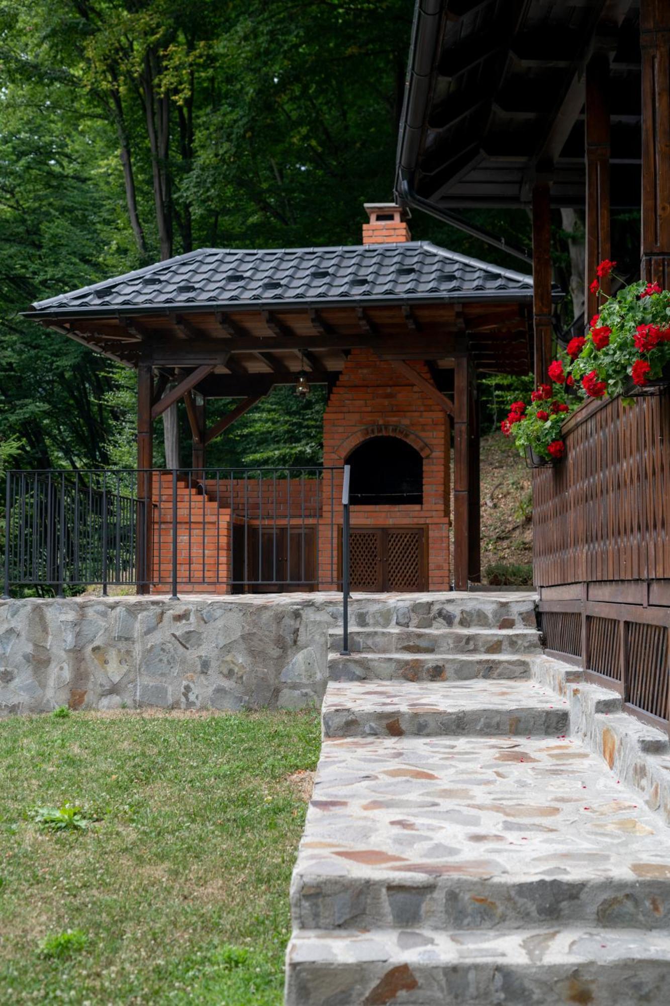 Poiana Mucenicului Hotell Arefu Exteriör bild